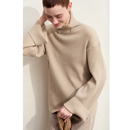 Beiger Strickpullover mit Stehkragen und langen Ärmeln, gerippt und locker