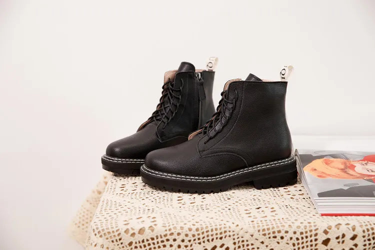 Schwarze Stiefeletten (Paar) mit Schnürung und seitlichem Einstieg, dicke Laufsohle