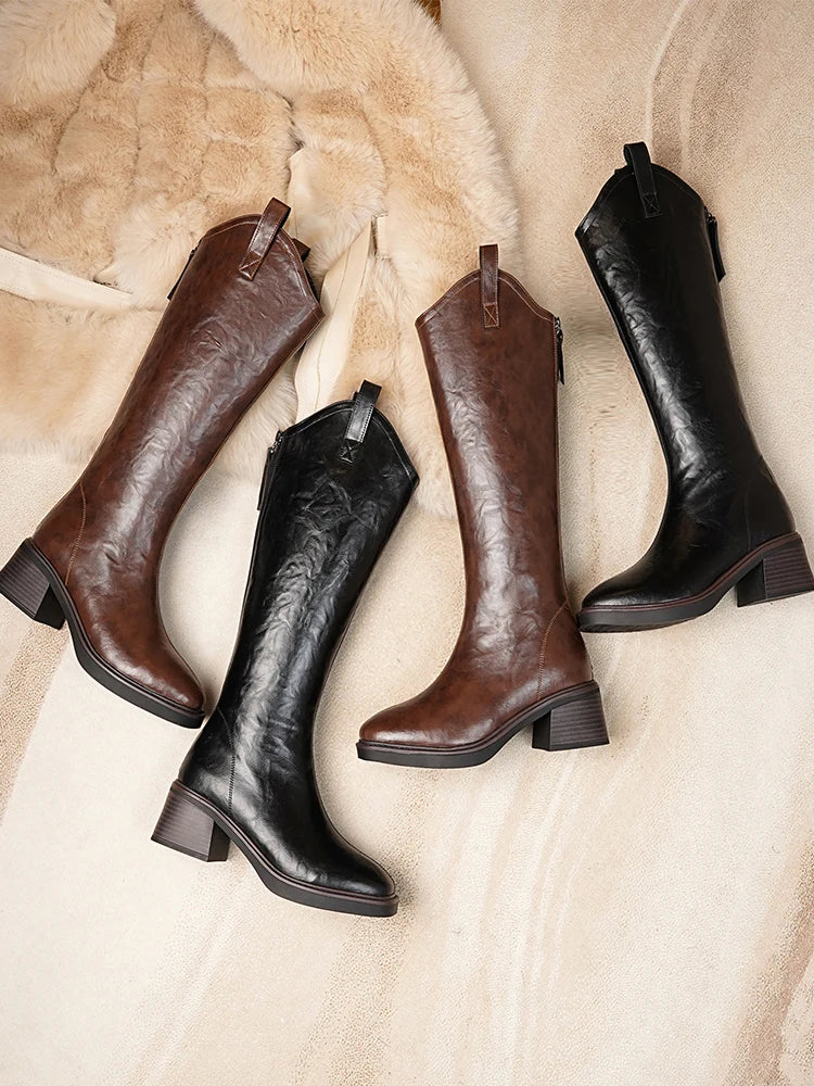Vier Paar lange Stiefel in Braun und Schwarz mit hohem Schaft und Blockabsatz