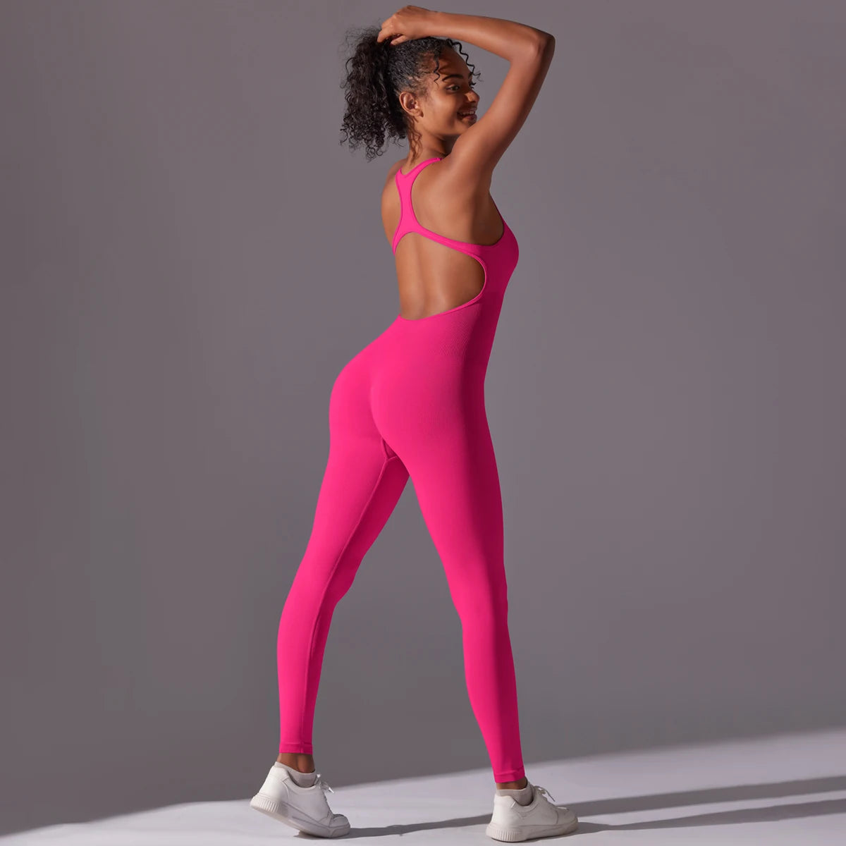 Nahtloser Yoga-Bodysuit, fuchsia, rückenfrei, seitliche Rückenansicht mit Kreuzträgern