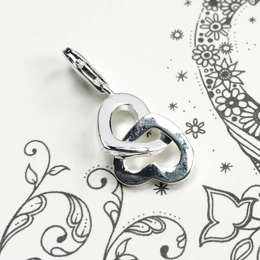 Detailansicht: silberner Herz-Charm aus 925 Sterlingsilber mit sichtbarer Öse und Herzen