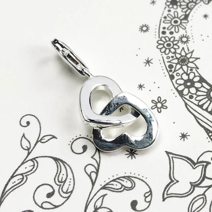 Detailansicht: silberner Herz-Charm aus 925 Sterlingsilber mit sichtbarer Öse und Herzen