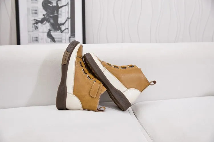 Winterboots mit Schnürung, gelb-braunes Obermaterial und Kontrastsohle in Dunkelbraun/Weiß