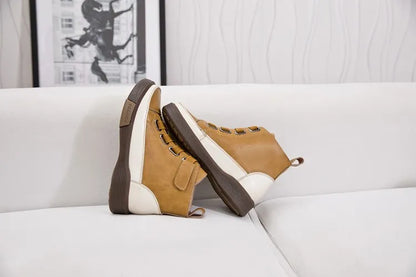 Winterboots mit Schnürung, gelb-braunes Obermaterial und Kontrastsohle in Dunkelbraun/Weiß