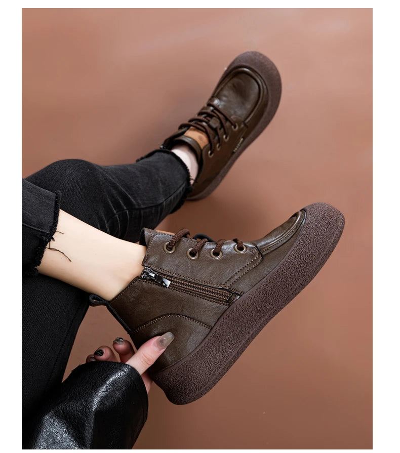 Braune Damen-Ankle-Boots mit Schnürung, rundem Zeh und Zierlasche am Schaft.