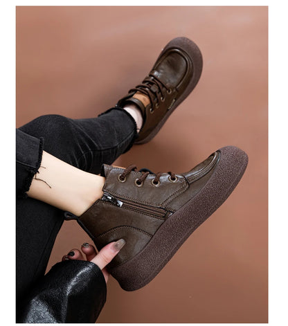 Braune Damen-Ankle-Boots mit Schnürung, rundem Zeh und Zierlasche am Schaft.