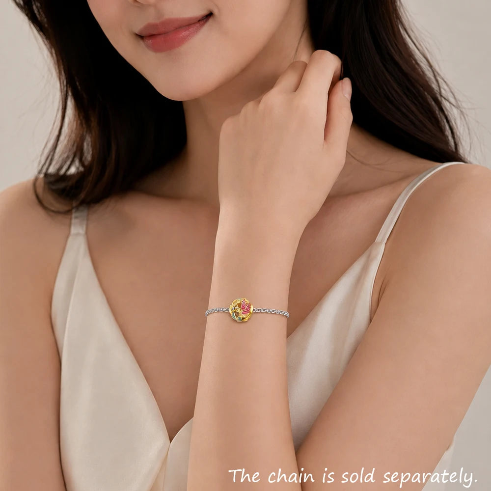 Kolibri-Perlen-Charm am Armband, goldfarben mit bunten Emaille-Details