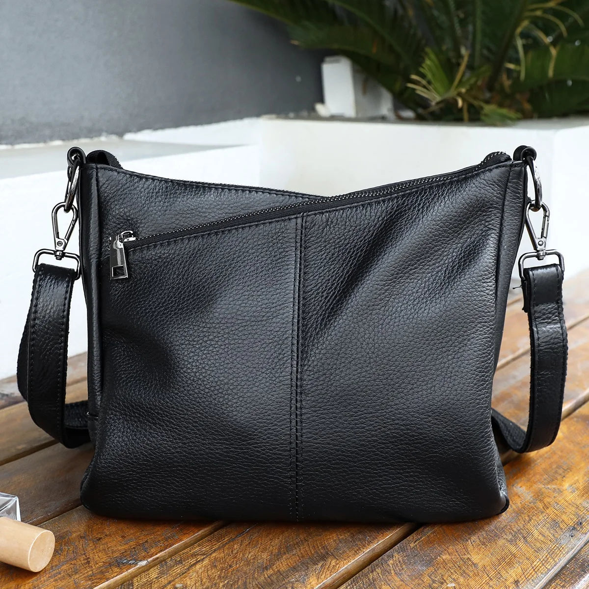 Damen-Schultertasche aus Leder schwarz großzügige Kapazität mit Reißverschluss Innenfach Alltagsbegleiter