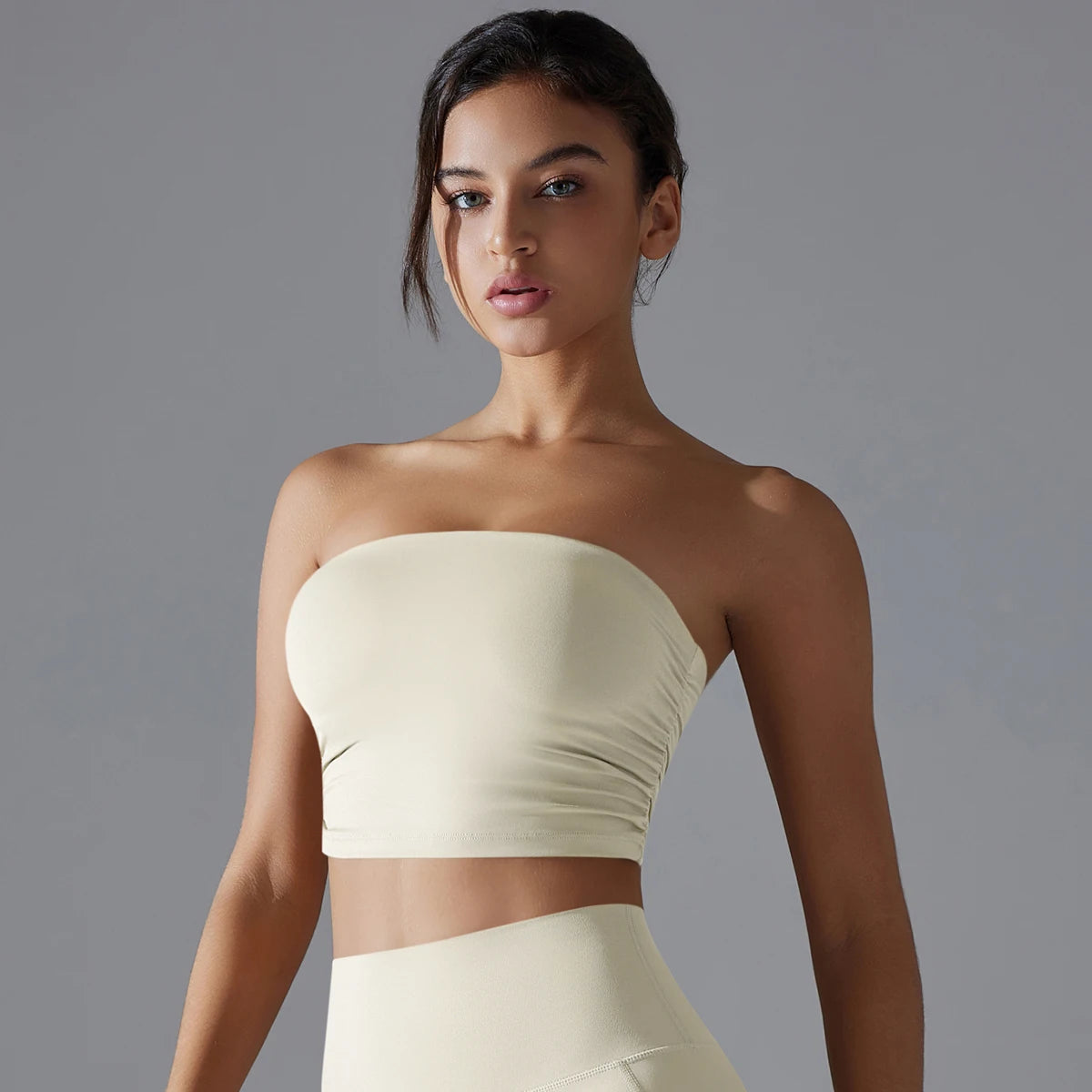 Nahtloser Sport-BH in hellem Ivory, trägerloser Bandeau mit breitem Unterbrustbund