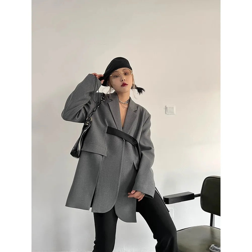 Elegantes Damen-Kleid mit Stehkragen und langen Ärmeln im Patchwork-Design mit Ketten-Details und Diamant-Muster.