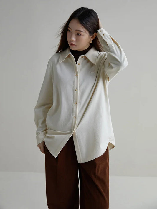 Langärmliges Damen-Shirt mit Puppenkragen im lässigen, schicken Design – ideal für den Alltag