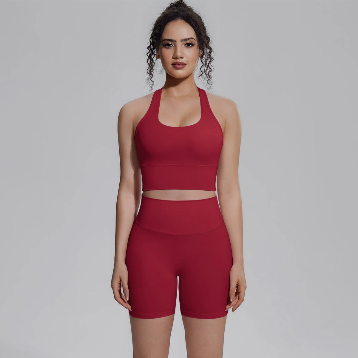 Yoga-Set für Damen: rotes Träger-Top, zweiteilige Optik mit rotem Bund und Shorts