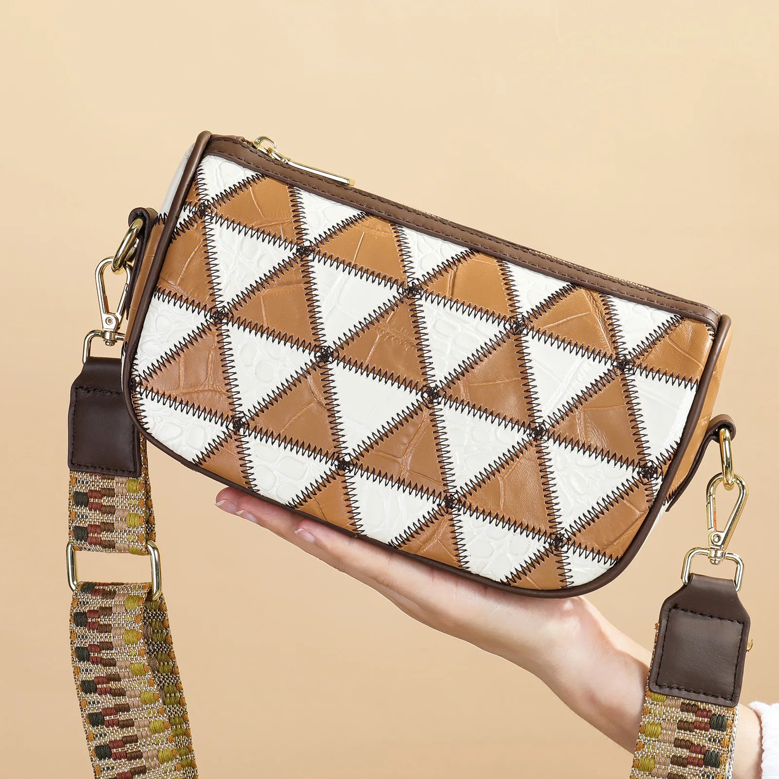 Schultertasche mit beige-weißem Patchwork-Dreieckmuster und mehrfarbigem Umhängeriemen