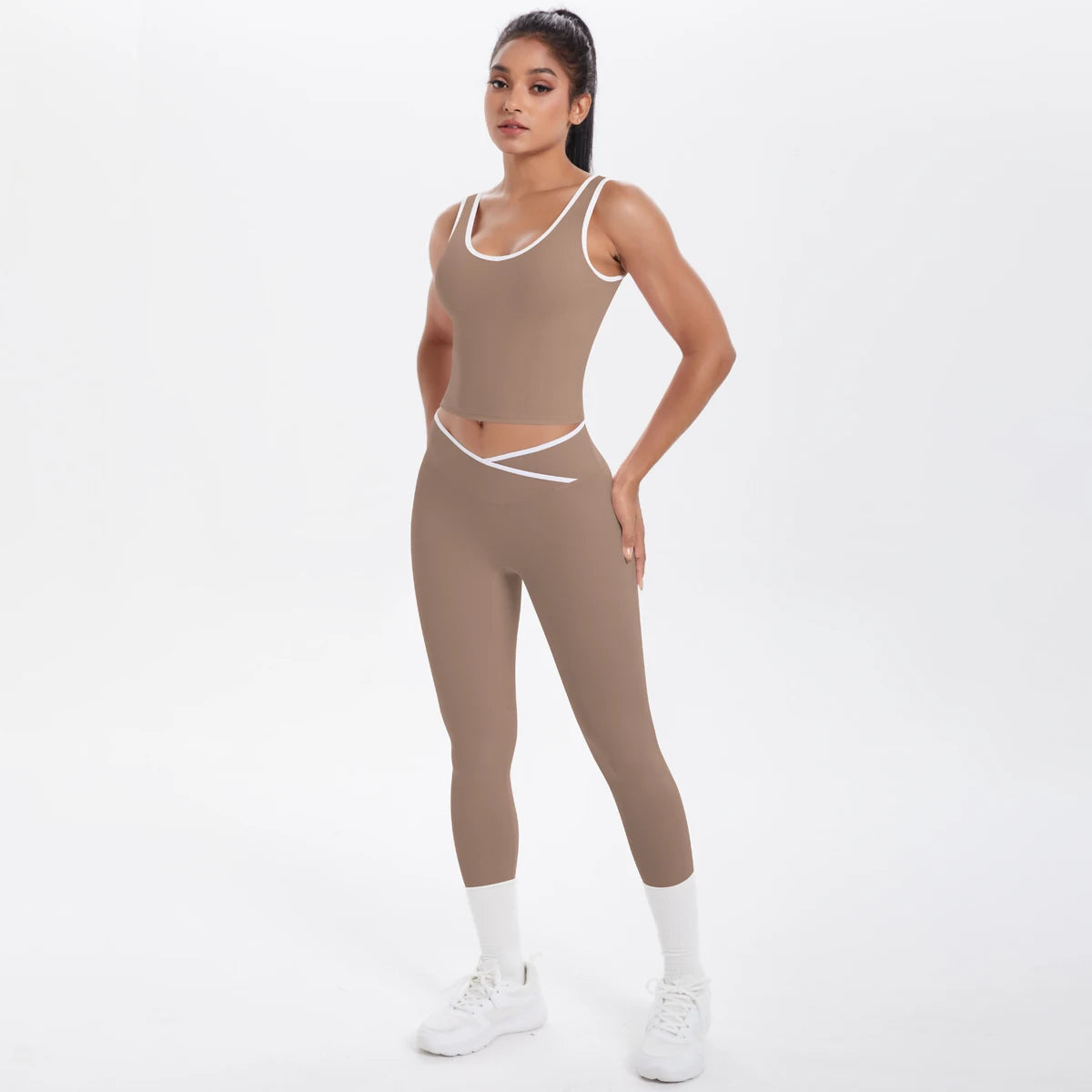 Yoga-Set für Damen in Beige: ärmelloses Crop-Top und 3/4-Leggings mit weißen Kontrastkanten