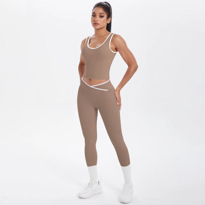 Yoga-Set für Damen in Beige: ärmelloses Crop-Top und 3/4-Leggings mit weißen Kontrastkanten