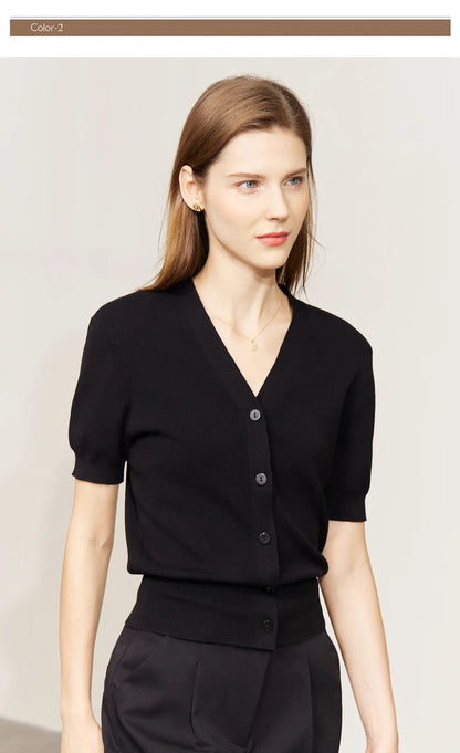 Damen T-Shirt im minimalistischen Stil mit V-Ausschnitt und kurzen Ärmeln