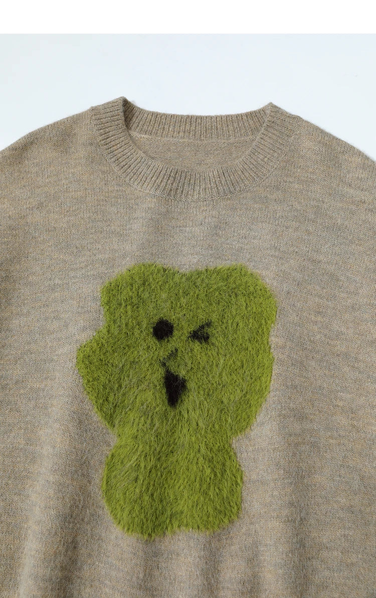 Nahaufnahme Damenpullover beige mit grünem Bärenmotiv, Rundhalsausschnitt, Langarm
