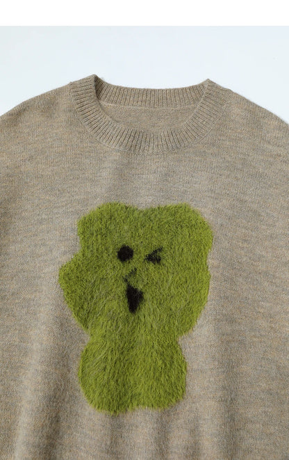 Nahaufnahme Damenpullover beige mit grünem Bärenmotiv, Rundhalsausschnitt, Langarm