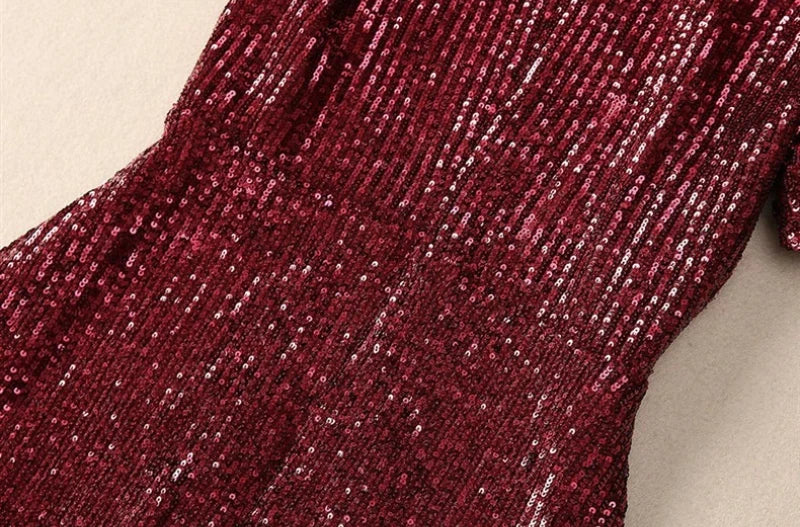 Elegantes Damenkleid mit Rundhalsausschnitt, langen Ärmeln und Perlen-Patchwork – figurbetontes Design für stilvolle Anlässe.