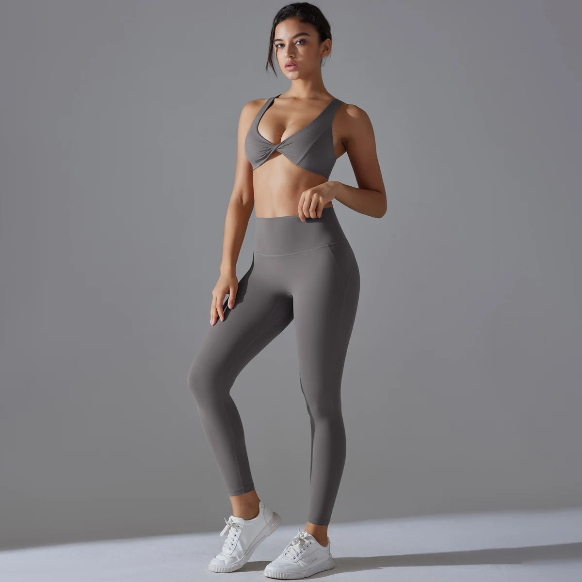Damen-Yoga-Set in Grau mit Sport-BH und Leggings, Vorderansicht im Stand