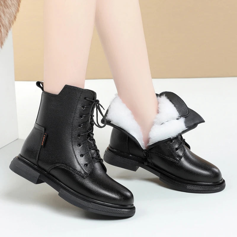 Schwarze Winterstiefeletten mit Schnürung, gefüttertem Schaft und flacher Profilsohle