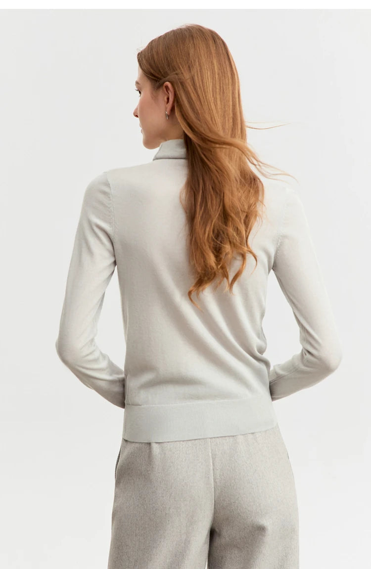 Damen-Pullover aus Strick, hellgrau, Rückansicht mit Stehkragen und Kontrastnähten