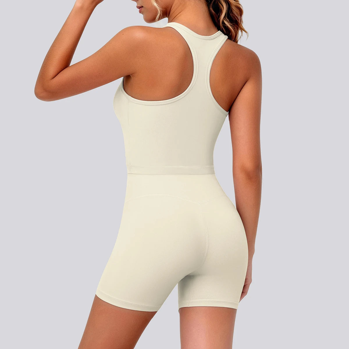 Yoga-Set mit Racerback-Top und kurzen Push-up-Shorts, hellivory