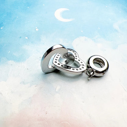 Herz-Anhänger aus 925er Sterling-Silber mit Herz-im-Herz-Design, seitliche Ansicht