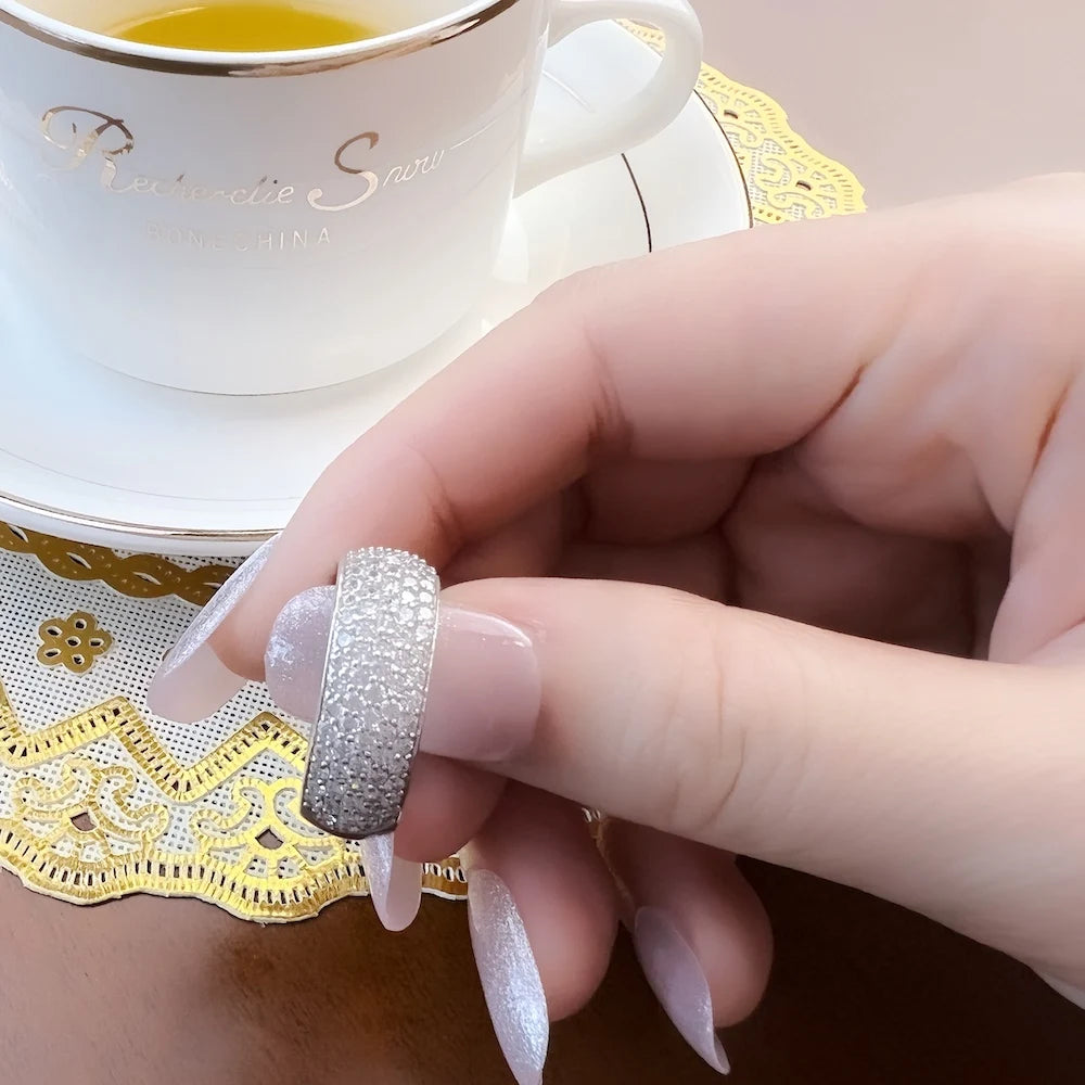 Damen-Ring weißer CZ Pavé Bandring glamourös aus Sterlingsilber