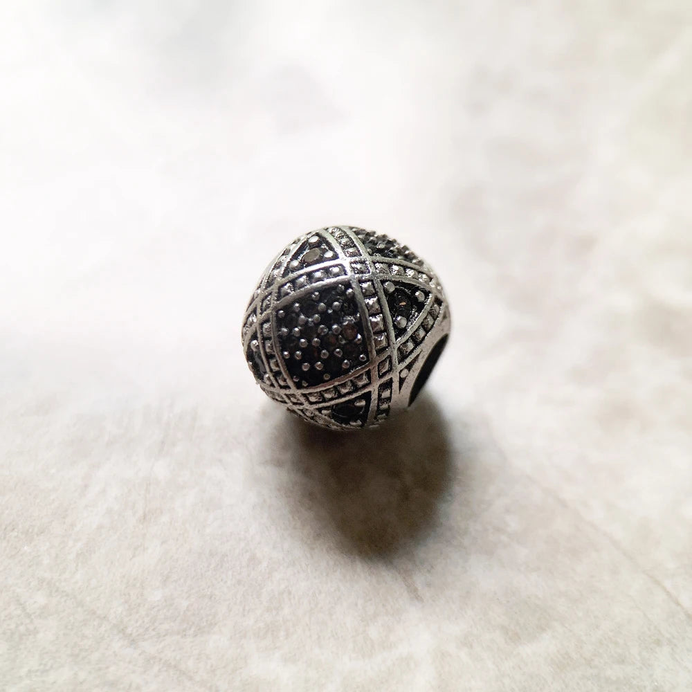 Silberne Charms-Perle mit schwarzem Einsatz und Ornament- sowie Pünktchenmuster