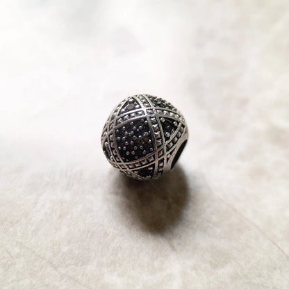 Silberne Charms-Perle mit schwarzem Einsatz und Ornament- sowie Pünktchenmuster