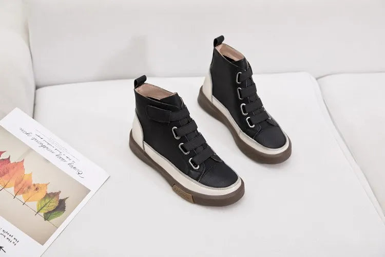 Winterstiefeletten mit Schnürung, schwarzes Obermaterial und weißer Seitenkappe, flache Sohle