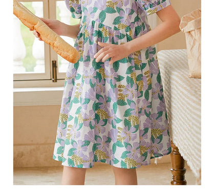 Kurzes Mädchen-Kleid mit Puffärmeln und Cheongsam-Design, Patchwork aus Gaze in Lila-Blau, mit Perlenknöpfen – für Kinder von 3 bis 12 Jahren.
