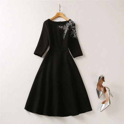 Elegantes Damenkleid mit quadratischem Ausschnitt, halblangen Ärmeln und Pailletten-Patchwork-Design – ideal für besondere Anlässe.