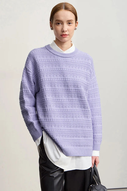 Damen-Pullover aus Strick, helllila, Vorderansicht mit Rundhalsausschnitt