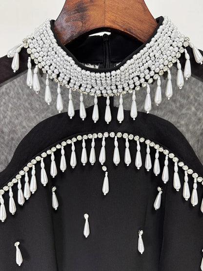 Elegantes ärmelloses Minikleid mit Rundhalsausschnitt und Patchwork-Schal für Damen – figurbetont und stilvoll.
