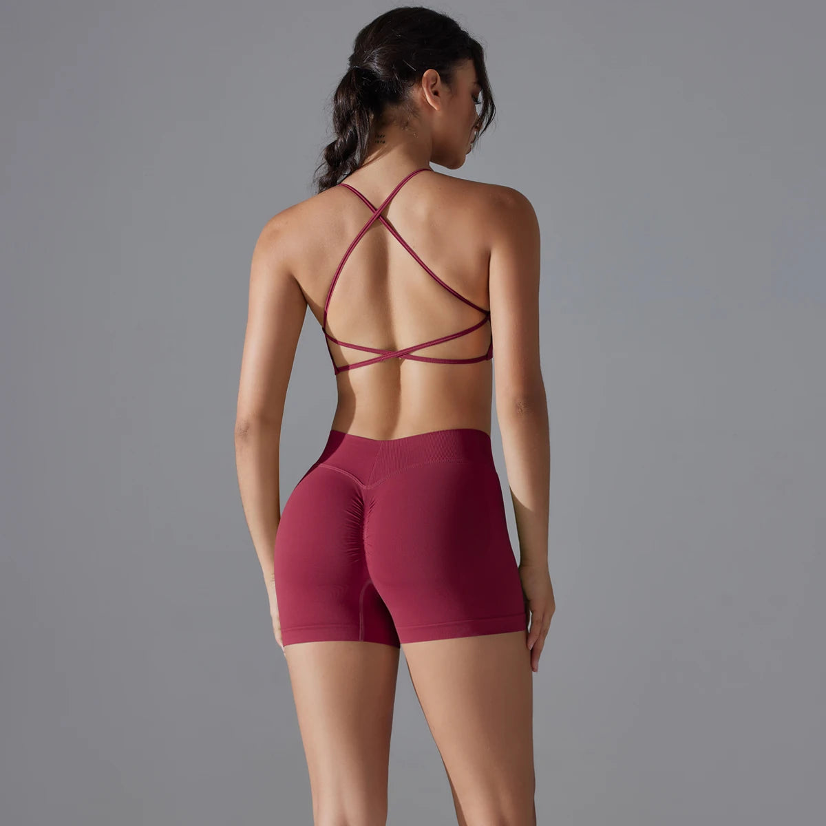Nahtloses Yoga-Set in Weinrot: Sport-BH mit Kreuzträgern und taillierten Shorts