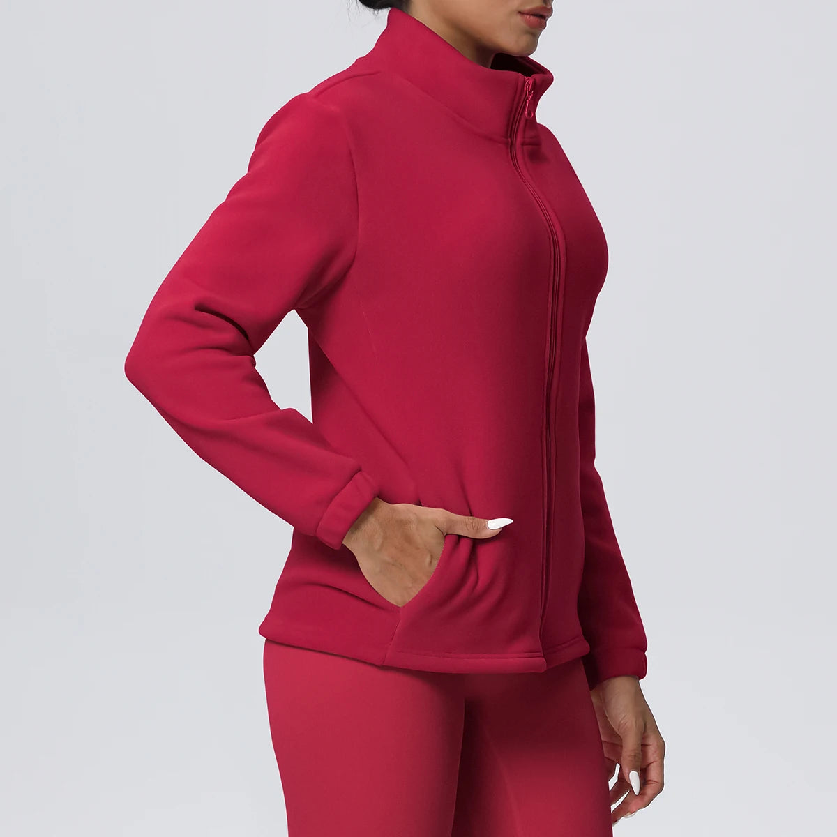 Damen-Outdoorjacke in Rot, schräg von vorn, durchgehender Reißverschluss, Stehkragen