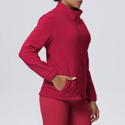 Damen-Outdoorjacke in Rot, schräg von vorn, durchgehender Reißverschluss, Stehkragen