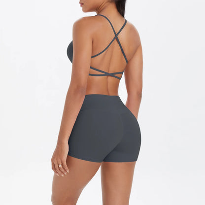 Damen Yoga-Set in Anthrazit mit Crossover-Top und High-Waist-Shorts, Rückansicht schräg