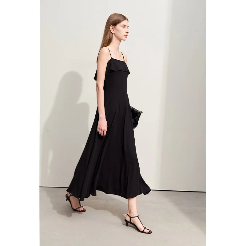 Schwarzes Chiffon-Sommerkleid mit Spaghettiträgern und Volant, seitliche Ansicht
