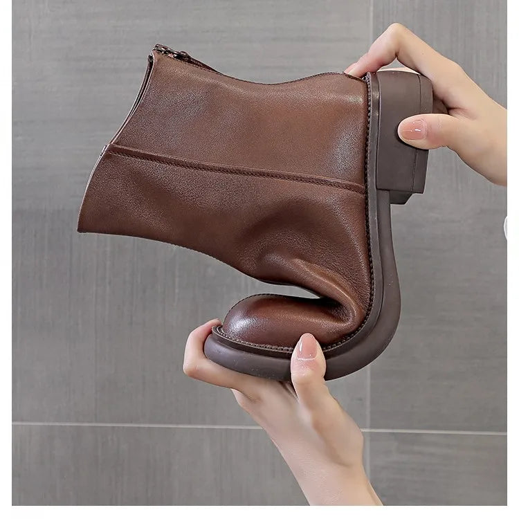 Braune Damenstiefelette aus Leder mit seitlichem Reißverschluss und Zuglasche