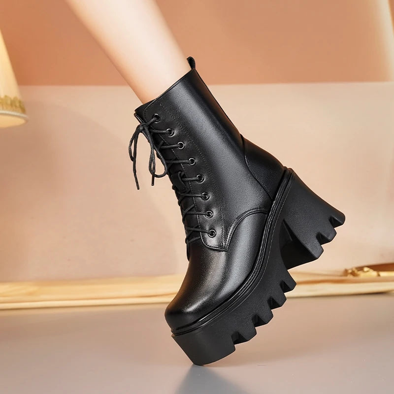 Schwarzer Ankle-Boot seitlich, Schnürung und hoher Blockabsatz mit profilierter Sohle