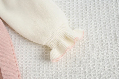 Mädchen Kleid aus gestricktem Material mit süßen gestickten Blumen und Farbblock