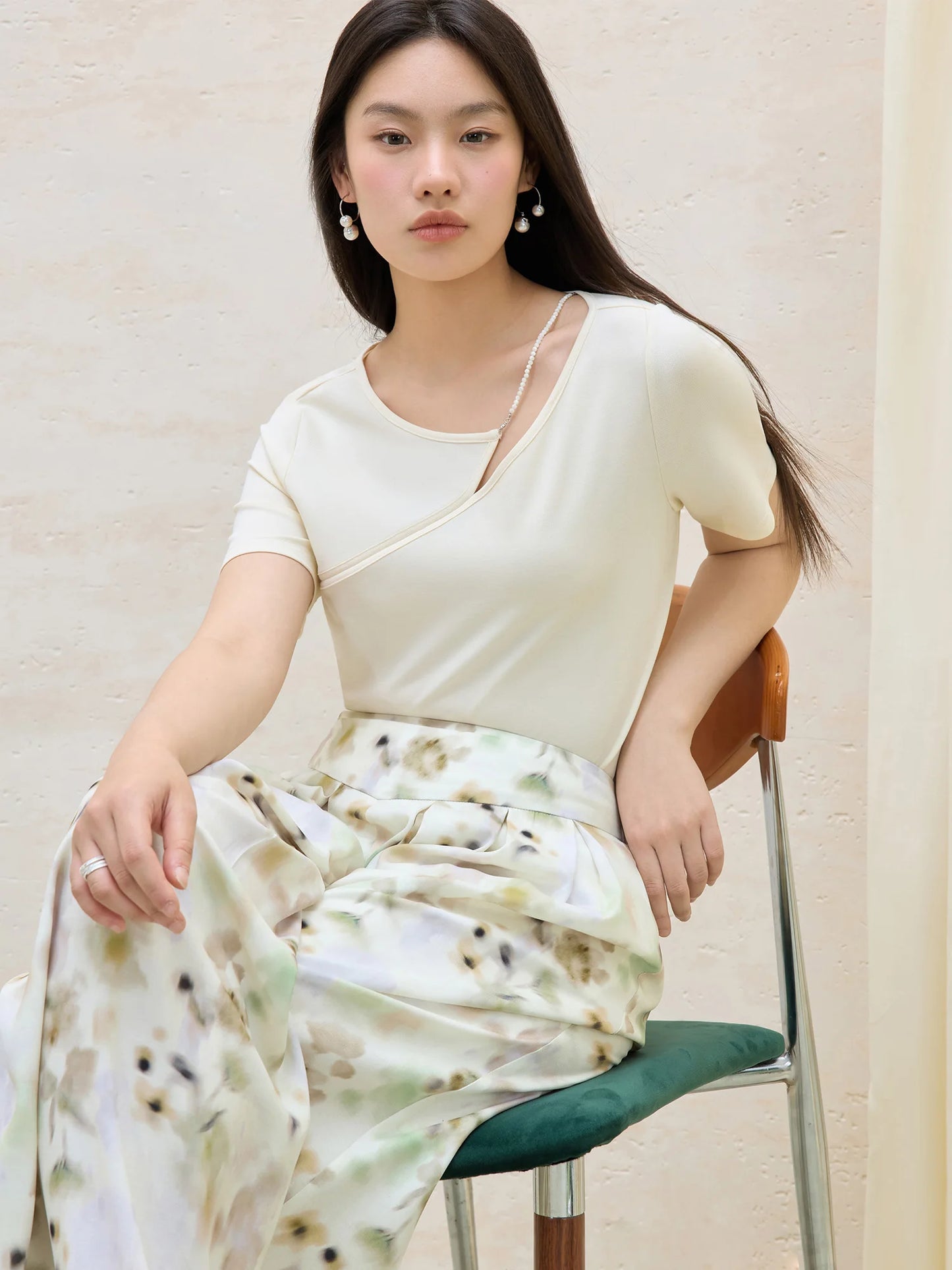 Beige Damenbluse mit Puffärmeln und Umlegekragen, einreihig mit Knopfverzierung – leichtes, kurzes Design