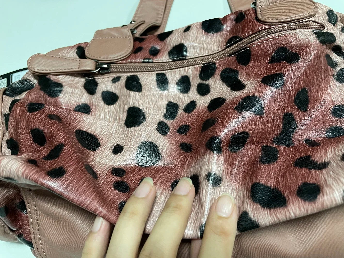 Damen-Schultertasche aus PU-Leder in kompakter Bauweise mit Angenehmer Haptik und Mehrfachfächern