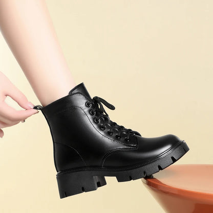 Damen-Winterstiefel aus schwarzem Leder mit Schnürung und grober Profilsohle