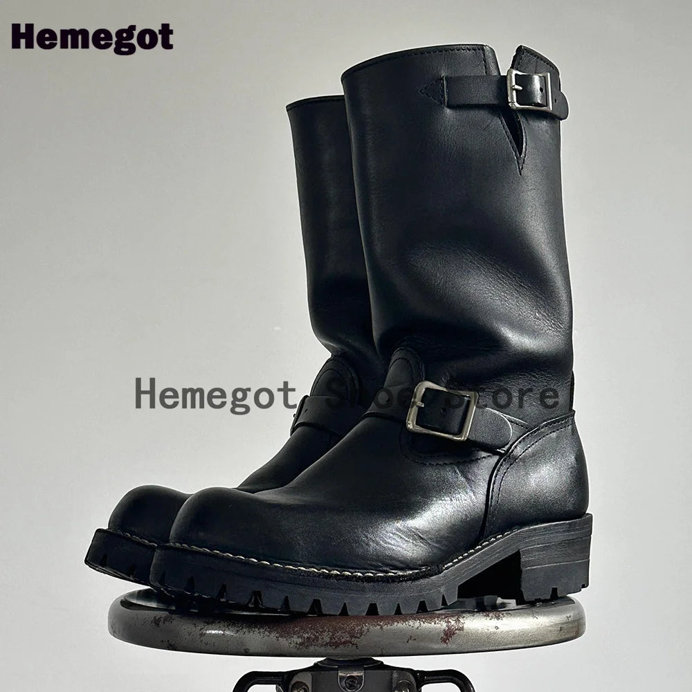 Schwarze Herren-Stiefeletten aus Leder mit Schnallenriemen und robuster Profilsohle