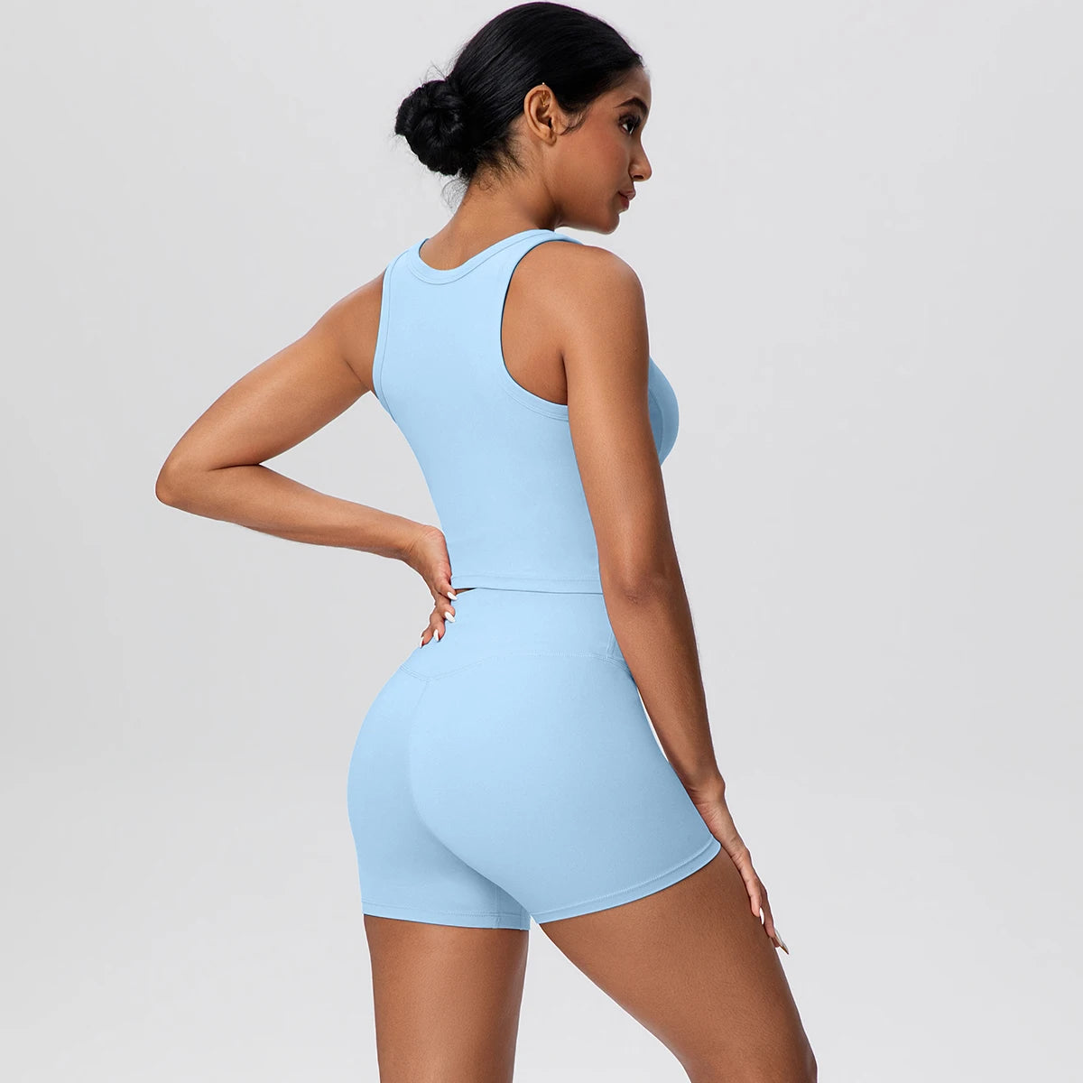 Damen-Yoga-Set in Hellblau: Rückansicht mit tailliertem Top und kurzen Shorts.
