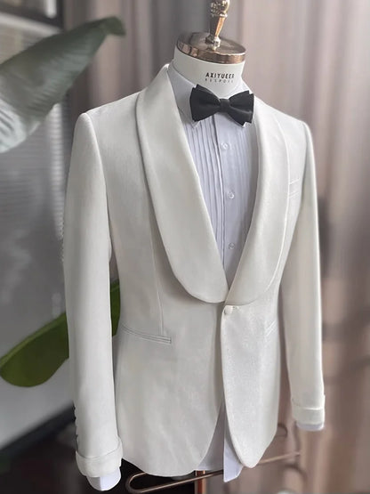 Eleganter Herrenanzug mit braunen Streifen, doppelreihig – ideal für Hochzeiten und festliche Anlässe.